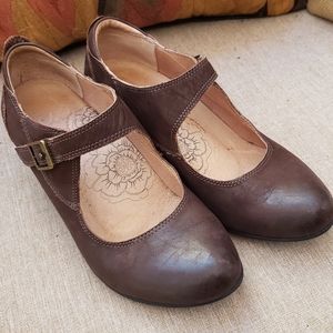 TAOS brown heels. Size 6, heel 2", upper leather.